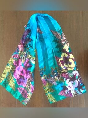 Cynthia Rowley  Vibrant Floral Designer 
100% Silk Scarf
